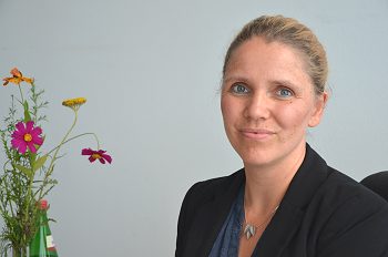Frau Wegener von "Terre de Femmes" Berlin sprach über Frauen mit Genitalverstümmelung, die in Deutschland leben und die Kinder die hier aufwachsen und die bei Heimaturlauben der drohenden Gefahr ausgesetzt sind, beschnitten zu werden.
