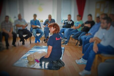Einführung in den Erste-Hilfe-Kurs von den Johannitern für die Männer Foto: Natalia Shapolanova