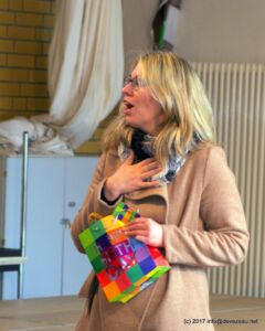 Alle Teilnehmer und Teilnehmerinnen singen ein Geburtstagsständchen für Frau Preine