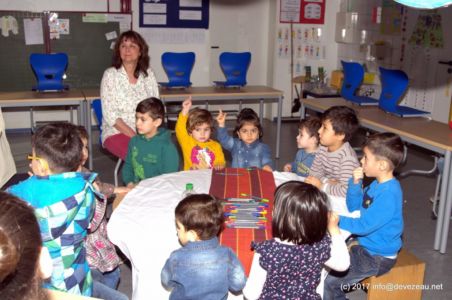 Die Kinder bemalen eifrig Jute Taschen, eine Aktion, die von Nadine aus der Alten Molkerei angeboten wurde.