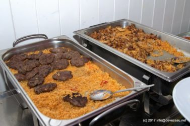 Türkische Leckereien sorgen mittags für das leibliche Wohl.