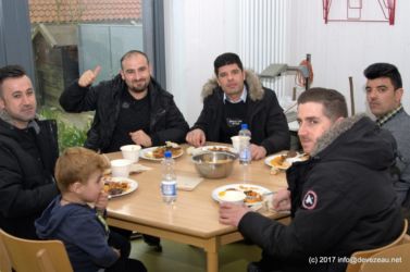 Die Mittagspause in der Mensa nutzen die Gäste um sich untereinander auszutauschen
