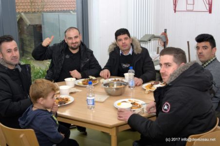 Die Mittagspause in der Mensa nutzen die Gäste um sich untereinander auszutauschen