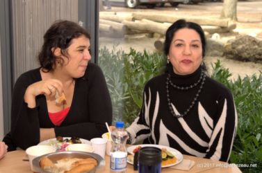 Susan Bagdach (Referentin) mit Parissa Trümmann (Übersetzerin für persische Sprachen) im Gespräch
