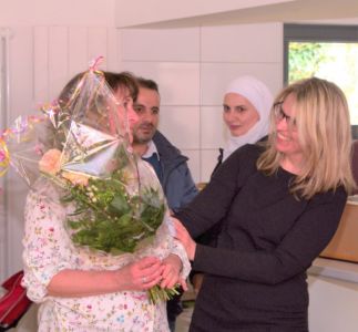 Die Freude über eine gelungene Planung und Veranstaltung bei den Kooperationspartnern ist groß, zum Dank überreicht Frau Preine im Namen aller einen Blumenstrauß an Frau Mumm