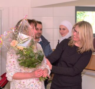 Die Freude über eine gelungene Planung und Veranstaltung bei den Kooperationspartnern ist groß, zum Dank überreicht Frau Preine im Namen aller einen Blumenstrauß an Frau Mumm