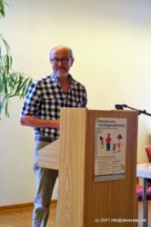 Alfred Lux, 1. Vorsitzender der Aidshilfe Wolfsburg, begrüßt die Kooperationspartner_innen und die Gäste