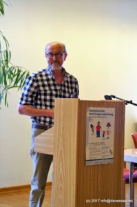 Alfred Lux, 1. Vorsitzender der Aidshilfe Wolfsburg, begrüßt die Kooperationspartner_innen und die Gäste