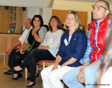 Referent_innen, das Organisationsteam und ein Sprachmittler werden vorgestellt