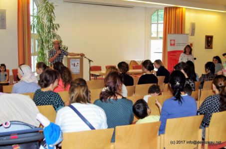 Nach der Begrüßung werden Frauen, Männer und Kinder in die unterschiedlichen Räume aufgeteilt