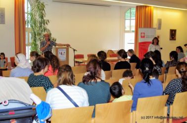 Nach der Begrüßung werden Frauen, Männer und Kinder in die unterschiedlichen Räume aufgeteilt