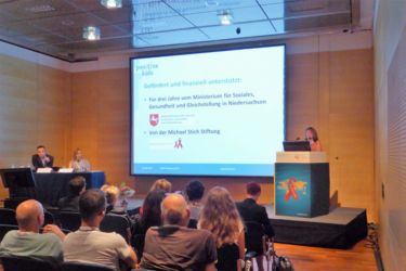 Projektleiterin Ingrid Mumm von "positive kids" stellt die "Interkulturellen Familiengesundheitstage in Niedersachsen" vor