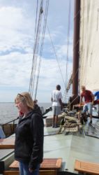 Mit viel Geduld und Ausdauer weist der Matrose Douwe die Landratten in die Arbeit an Deck ein