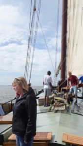 Mit viel Geduld und Ausdauer weist der Matrose Douwe die Landratten in die Arbeit an Deck ein