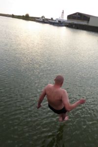 ... und schon springen die ersten Wasserratten ins kühle Nass