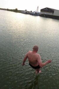 ... und schon springen die ersten Wasserratten ins kühle Nass