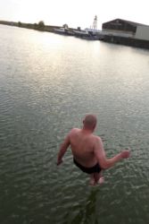 ... und schon springen die ersten Wasserratten ins kühle Nass
