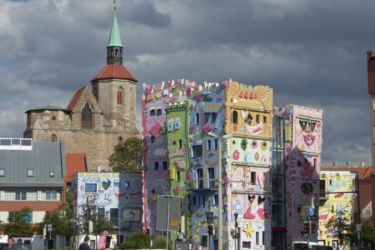Der dunkle Himmel am Vormittag riss gegen Mittag auf und pünktlich zum Start des Umzugs schien die Sonne