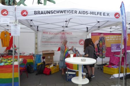 Am Informationsstand der Braunschweiger Aidshilfe ließen sich Besucher des CSD beraten