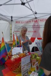 Kerstin Göllner zeigt interessierten Frauen und Mädchen die Anwendung eines Frauenkondoms