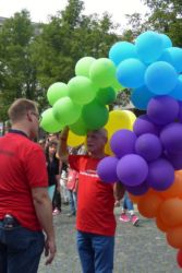 Smalltalk und bunte Ballons vor dem Start des Umzugs