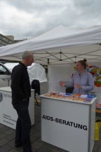 Jürgen, Geschäftsführer der Braunschweiger Aidshilfe besucht die Informationsstände