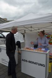 Jürgen, Geschäftsführer der Braunschweiger Aidshilfe besucht die Informationsstände