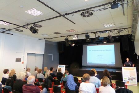 Prof. Dr. Matthias Stoll (wissenschaftlicher Leiter der Fachtagung) eröffnet die Veranstaltung