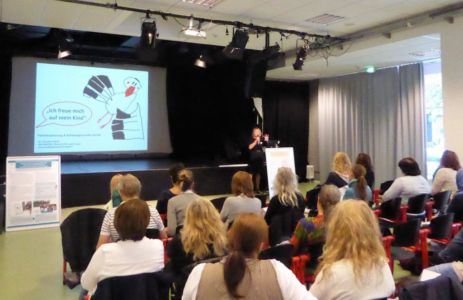 Frau Dr. Annette Haberl vom HIV-Center in Frankfurt, nationale und internationale Expertin zum Thema HIV und Schwangerschaft hält einen informativen und für alle Teilnehmer_innen wichtigen Vortrag