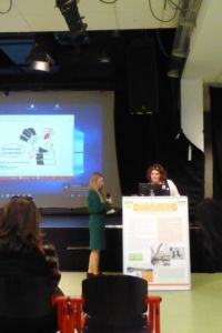 Professionell und wortgewandt leitete die Moderatorin Cristina Marina (links) zum nächsten Thema über. Frau Susan Bagdach, Geschäftsführerin von Holla e.V. in Köln, berichtet über Frauengesundheit am Beispiel der "Interkulturellen Familiengesundheitstage in Niedersachsen"