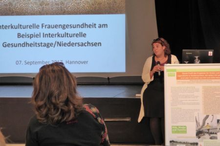 Frau Bagdach ist bei den "Interkulturellen Familiengesundheitstagen" von "positive kids" seit zwei Jahren die Hauptreferentin für das Frauenprogramm