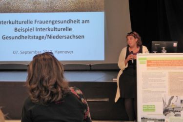 Frau Bagdach ist bei den "Interkulturellen Familiengesundheitstagen" von "positive kids" seit zwei Jahren die Hauptreferentin für das Frauenprogramm