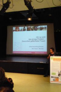 Dipl. Psychologin Ulrike Sonnenberg-Schwan hält einen Vortrag über die Gesundheit von geflüchteten Frauen