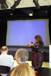 Networking und Kaffeepause wurden miteinander verknüpft. Alle Teilnehmer_innen stellten sich vor und nutzten im Anschluss daran die Gelegenheit sich mit anderen zu vernetzen