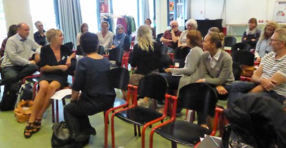 Beim Networking verteilen sich die Teilnehmer_innen im Saal
