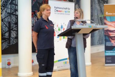 Jutta Pein von der Aidshilfe Goslar und Susanne Felka von den Johannitern begrüßen die Gäste.