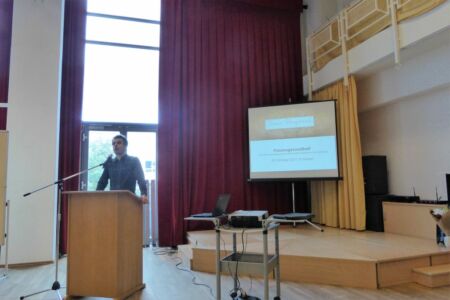 Guillaume Carpentier von der Potsdamer Aidshilfe begrüßt die interessierten Gäste und Kooperationspartner des 1. Interkulturellen Familiengesundheits-tages.