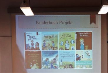 Das geplante Kinderbuch-Projekt wird von einigen Frauen vorgestellt.