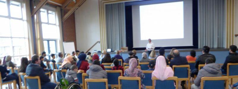 Den über 100 Besucher wurde zu Beginn der Veranstaltung ein Vortrag zur Zahnpflege bei Kindern angeboten.