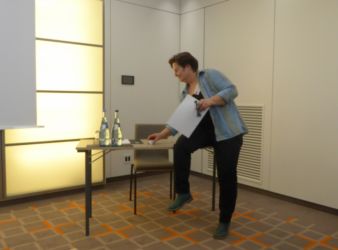 Edith Ahmann vom Frauen- und Mädchen-Gesundheitszentrum Hannover hielt einen informativen Vortrag zum Thema Resilienz.