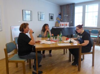 Von links nach rechts: Britta Grashorn (Journalistin), Ingrid Mumm (Projektleiterin von "positive kids"), Loki Maring (Redaktionspraktikantin von Radio Leinehertz)