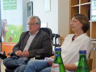 Hans Hengelein (Referent LSBTTI und Aids-Koordinator im Niedersächsischen Sozialministerium) und Imke Schmieta (Geschäftsführerin der Aidshilfe Niedersachsen Landesverband e.V.)