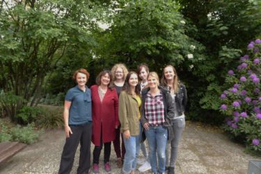 links: Marina Weckend (Leiterin der Hebammenschule in Celle) und Ingrid Mumm (Referentin "HIV & Schwangerschaft" mit einem kleinen Teil der Schülerinnen, die kurz vor ihrem Examen stehen.