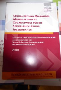 Sex³
Sexualpädagogische Methoden in der Gruppenarbeit mit geflüchteten und migrierten Menschen
Methodenworkshop für Präventionist*innen und Sexualpädagog*innen, die in diesem Themenfeld bereits tätig sind