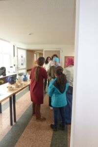 Der 6. Interkulturellen Familiengesundheitstag in Eschede fand in der ehemaligen Oberschule statt. Die Integrationsbeauftragte Ute Labudde nahm die Gäste in Empfang.