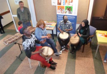 Zur Begrüßung spielte die Gruppe "Emmens" heiße Rhythmen und begeisterte damit die Erwachsenen und die Kinder.