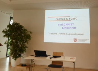 Der Fachtag "einSCHNITT - EINschnitt über FGM/C (femal genital Mutilation/cutting), zu dem das Niedersächsische Ministerium für Soziales, Gesundheit und Gleichstellung einlud, fand am 13. Juni 2018 im FORUM St. Joseph in Hannover statt.
Gekommen waren zahlreiche Gäste aus den Bereichen Sozialarbeit, Sozialpädagogik, Psychologie, Therapie, Recht und Medizin.