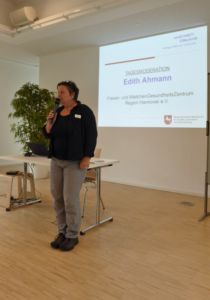 Routiniert führte Edith Ahmann als Moderatorin (Frauen- und Mädchengesundheitszentrum in Hannover) durch die informative Veranstaltung.
