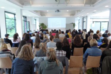 Ergänzt wurde der medizinische Vortrag von Dr, Zerm von Jawahir Cumar (Beratungsstelle "stop Mutilation e.V.) aus der Sicht von Betroffenen Frauen.