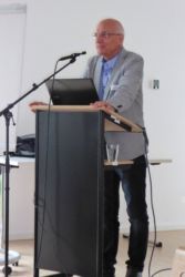 Mit seinem ausführlichen Vortrag "Weibliche Genitalverstümmelung/Genitalbeschneidung und deren Ursachen, Hintergründe, Verbreitung und Folgen" richtete sich Dr. Christoph Zerm (Facharzt für Gynäkologie) an das interessierte Publikum.